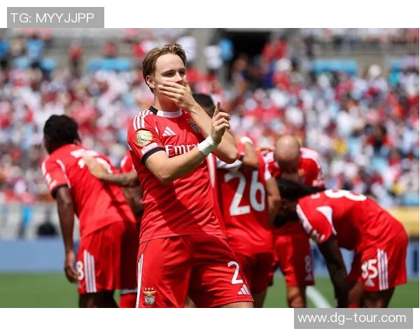 英超精彩对决拜仁4-0大胜本菲卡战术解析与比赛瞬间回顾